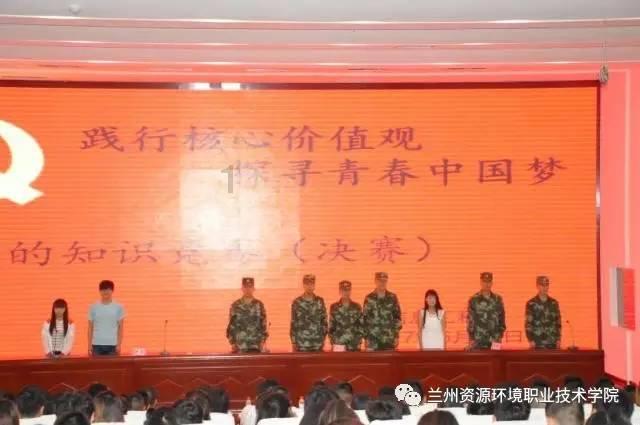 牛仔和T恤